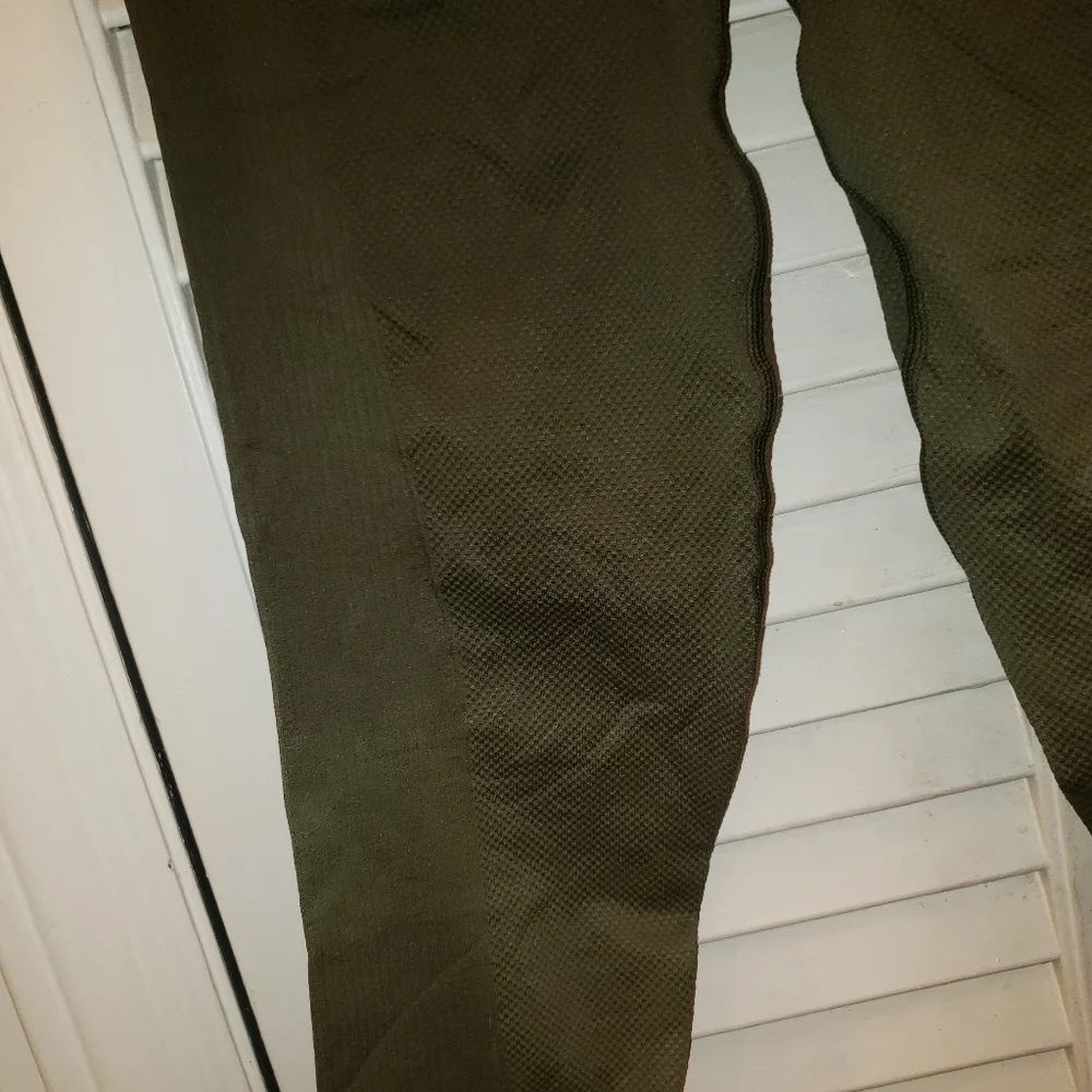 New Victoria's secret Pink "army green" leggings..size small - Picture 6 of 7
